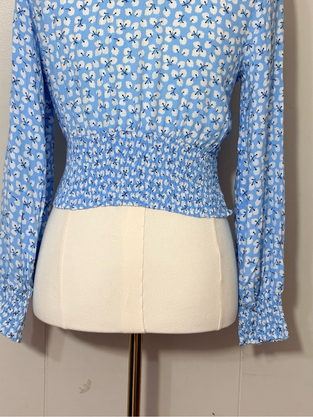 Abercrombie & Fitch Ditsy Floral Smocked V Neck Crop Top Blue S - Picture 8 of 10